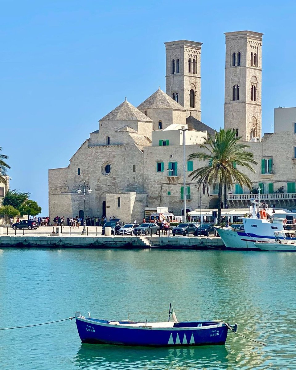 WeAreInPuglia's tweet photo. Bell towers, defensive towers, and an historic centre famous for its “fishbone shaped” alleys: welcome to Molfetta😊
Here, where there is the Cathedral of San Corrado, the ships from the Holy Land stopped off.

#WeAreinPuglia     

📸 @_georgelucky_ https://t.co/agdINt0Xnz