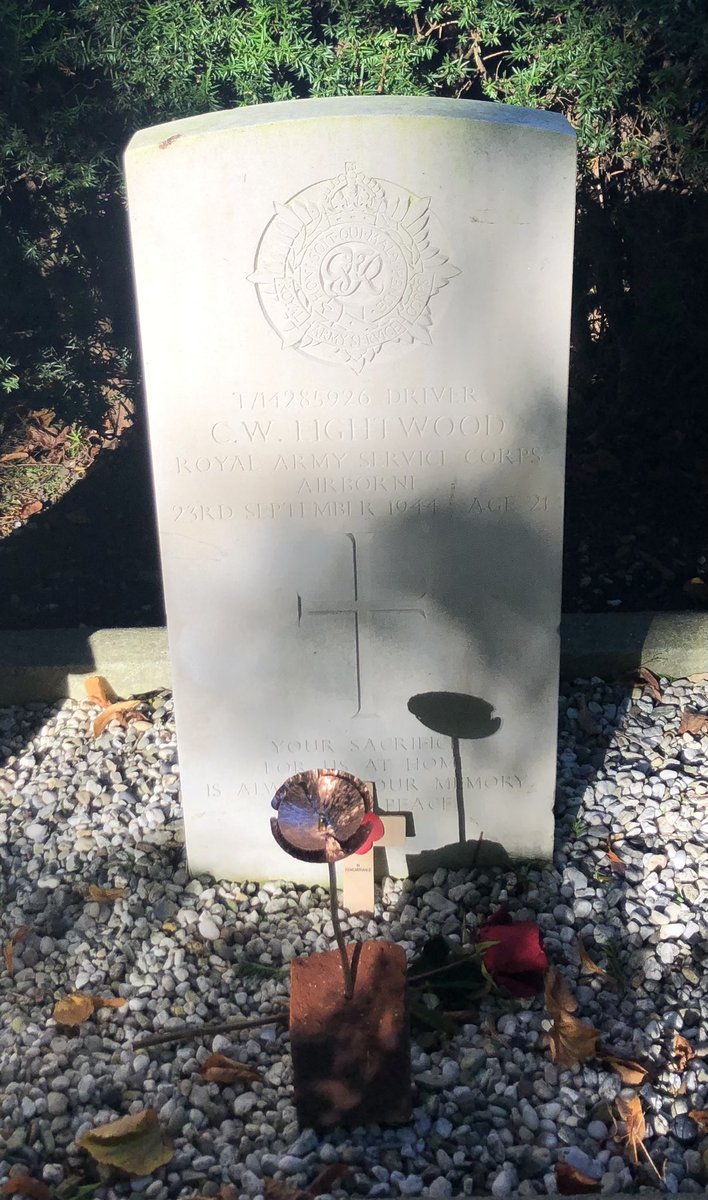 BurgmOverbetuwe's tweet photo. Vanmorgen samen met leerlingen van het #Westeraam koperen klaprozen #poppys gezet bij de Britse graven op de begraafplaats in #Heteren #bijzonder #herdenkenenbeleven The Island 44-45 https://t.co/roBvYxCr8H