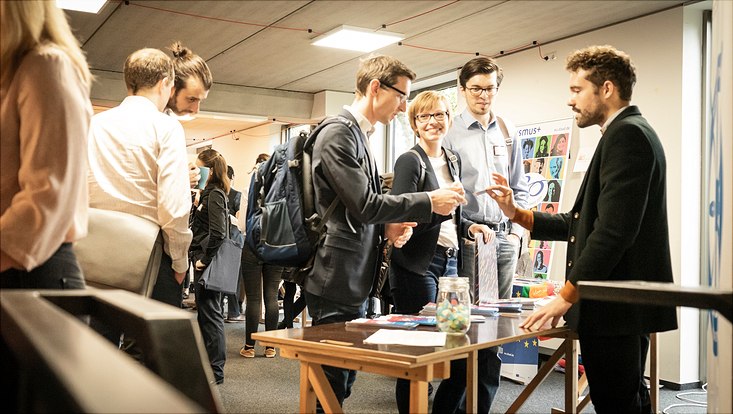 hrahamburg's tweet image. Wie gelingt der Sprung aus der Wissenschaft in den außeruniversitären Arbeitsmarkt? Jetzt anmelden zum HRA #Karrieresprung22 am 06.10.! Workshops, Lunchtalks mit Unternehmen, Markt der Möglichkeiten, Podiumsgespräche, CV-Fotoshootings und CV-Beratung 🚀 bit.ly/3f9BH33