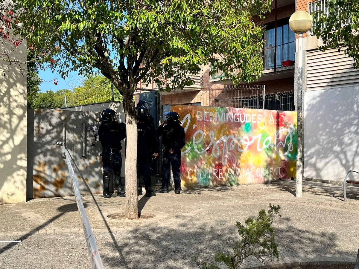 💥HAN DESALLOTJAT EL PIS DEL CSO 💥
Tot i que la data prevista pel desnonament era el 23, avui ens hem llevat amb 5 furgones de Mossos que venien a fer-nos fora. Han entrat, ens han amenaçat per fer-nos fora dels altres pisos i estan assegurant el pis perquè no hi entrem.