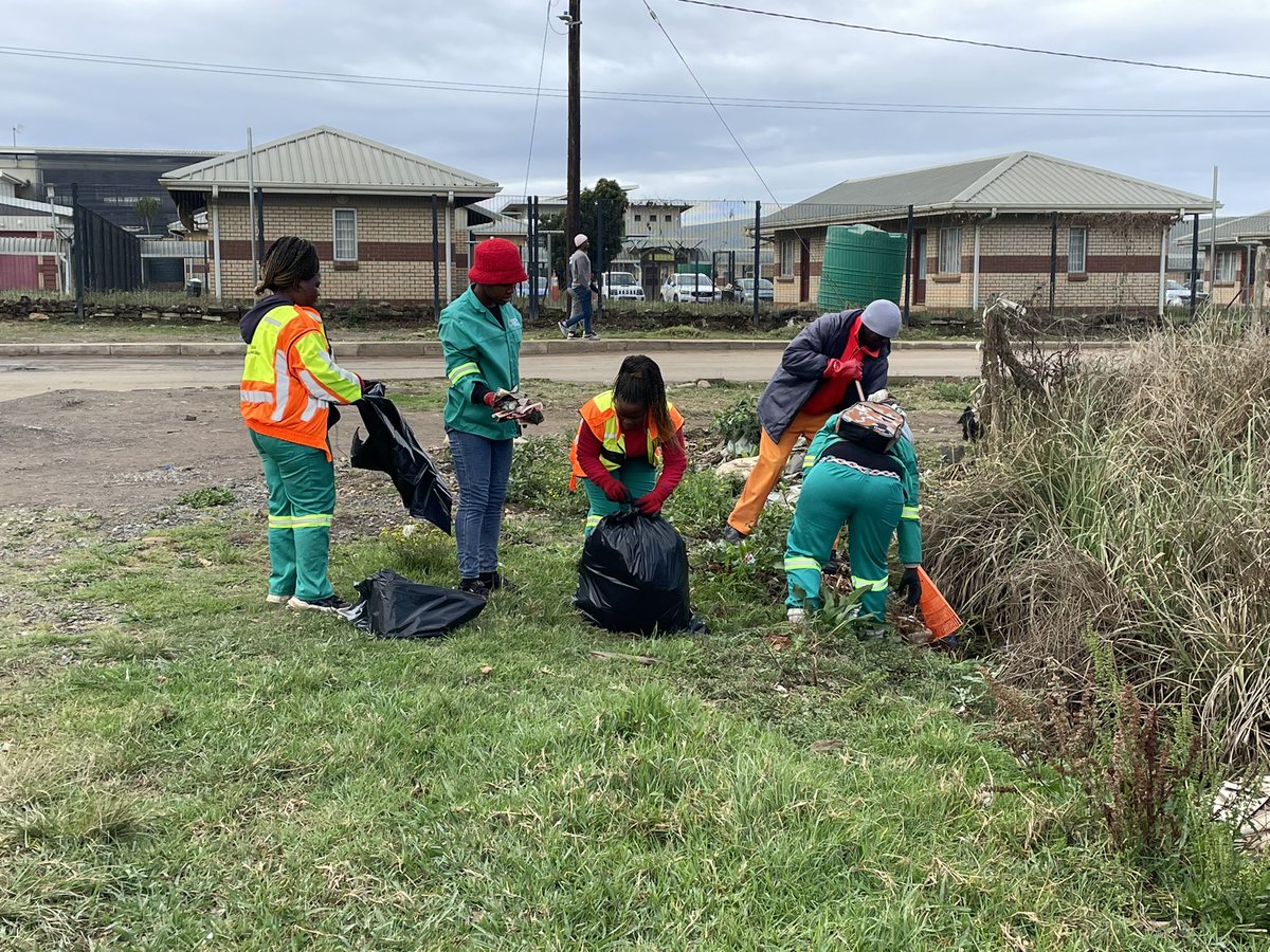 environmentza's tweet photo. After heavy rain hit some parts of the Eastern Cape province for the past 3 days, the #DFFE together with @WinnieMM_LM is today in Bizana extension 1 to restore the area to its clean state. #GoodGreenDeeds #ArborMonth https://t.co/dN2R1YoxGI