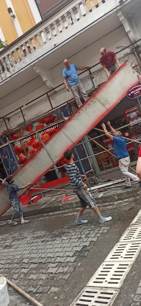 EmreKurucelik's tweet photo. İş güvenliği hat safhada 😂😂😂 https://t.co/DjNRtxn7YS