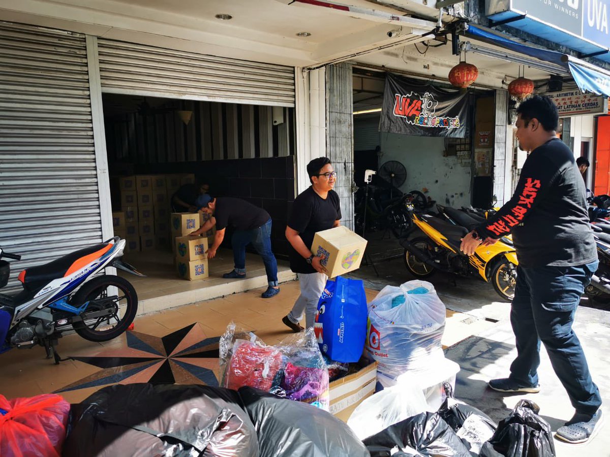 fikrymusa's tweet photo. Berpolitik tu perlu untuk kepentingan rakyat tapi bila sampai ketika rakyat ditimpa musibah, tak kiralah siapapun, kita turun bantu dulu. Bukan waktu banjir kita paksa rakyat untuk redah banjir untuk kesenangan kita! #NyawaDuluBaruPRU https://t.co/CvVm1s0Ljc