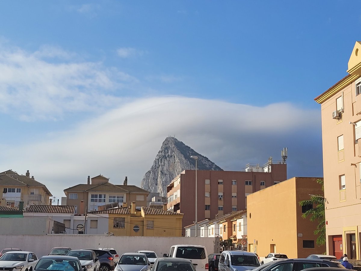 frajomido's tweet photo. @tiempobrasero hoy las nubes dejan ver un poco más al peñón https://t.co/z8N26mVnoB