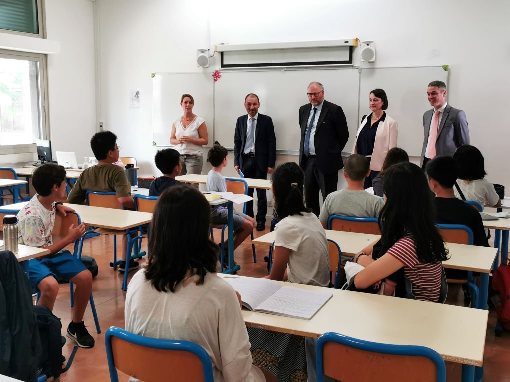 lfiduras's tweet photo. Visite au #LfiDuras de M. Ronan Le Gleut, Sénateur des Français de l'étranger accompagné de Mme PAVILLON-GROSSER, Consule générale de France, de M. Pollet et de Mme Vincent. Rencontres fructueuses avec l'équipe de direction, les représentants de parents et quelques élèves. https://t.co/XxO91dkkEh
