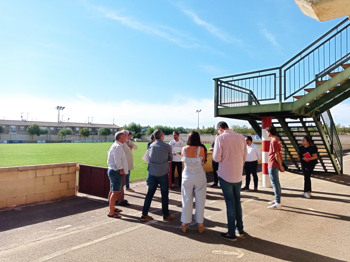 Kultura eta Kirol Batzordeak Castejongo Francisco Barreno “Kiko” futbol zelaia bisitatu du belar naturaleko zelaiaren egoera eta klubaren beharrizanak ezagutzeko

✏️parlamentodenavarra.es/eu/komunikazio…