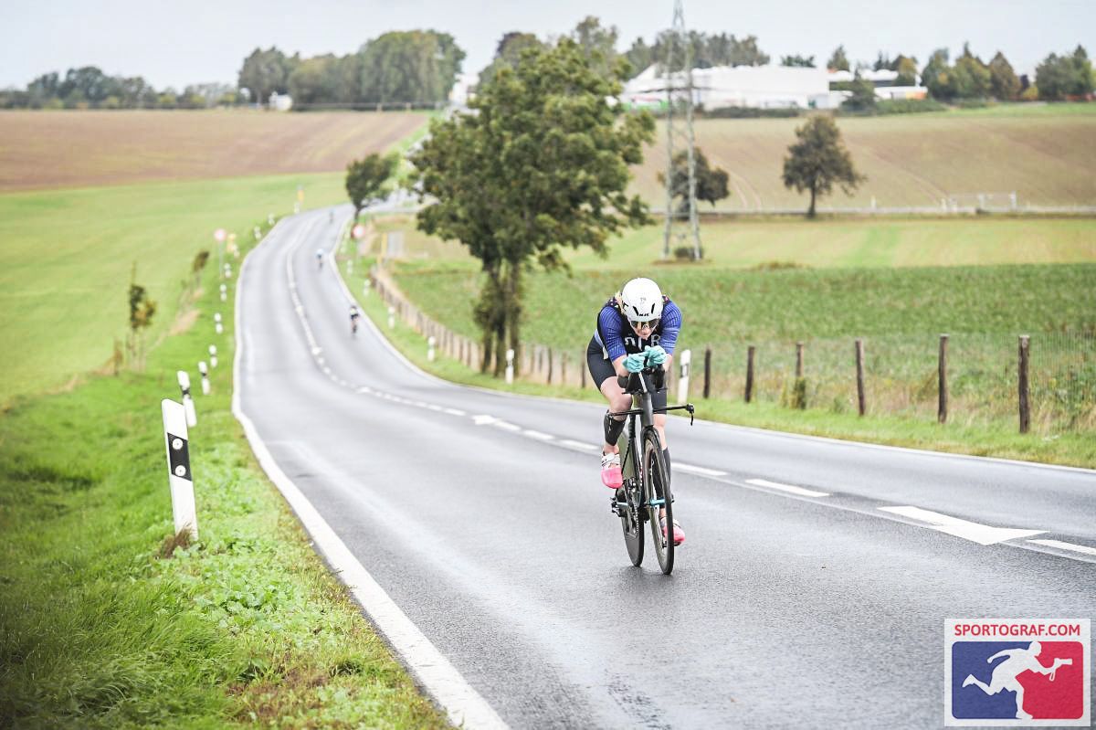 eloisedulu's tweet photo. Tips to survive 3-5 degrees, rain, hail, gail force winds in a 70.3:
🧤 Marigolds - blue preferable
🗑 Bin bags - 1 down the front & I should have 1 on my back
🥼 Gilet - not mine, from now on will travel with my "aero" version
👣 Accept you won't feel them!
#functionoverfashion https://t.co/kQxsJWLT0Z