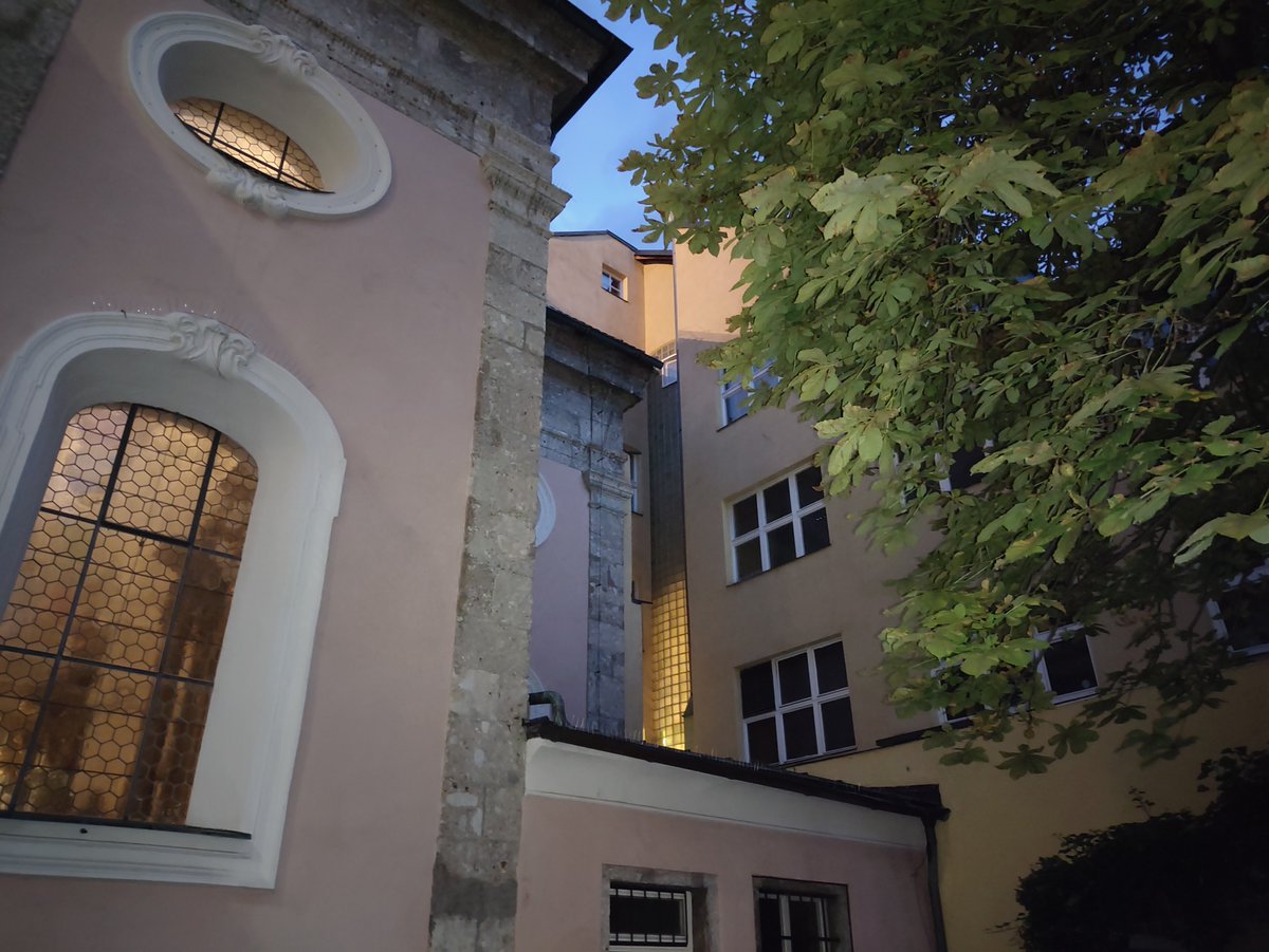 VAAVerein's tweet photo. Gestern Abend Kulturstammtisch in der Spitalskirche in Innsbruck und am Heimweg noch das Goldene Dachl. https://t.co/RjYxTQapCV