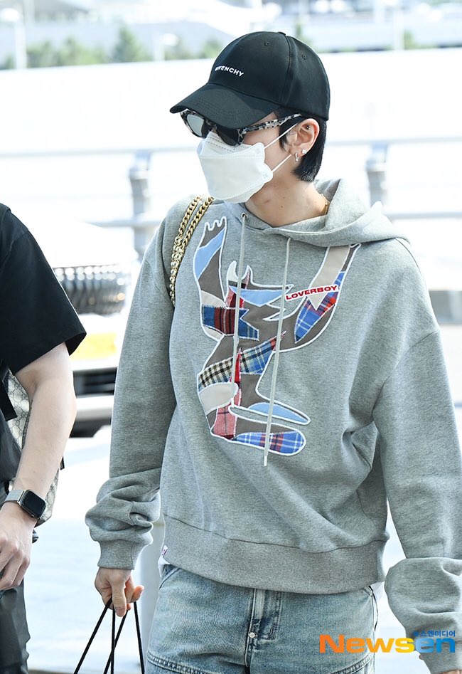 NeoMomentZone's tweet photo. [220921] @WayV_official 
#TEN #李永钦 #텐 

at Incheon Airport heading to Indonesia   

#NCT #WayV #NMZ_WayV https://t.co/oY3fU4AtTC