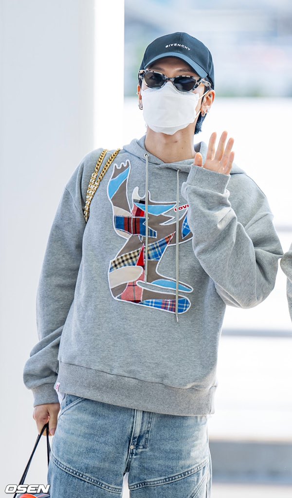 NeoMomentZone's tweet photo. [220921] @WayV_official 
#TEN #李永钦 #텐 

at Incheon Airport heading to Indonesia   

#NCT #WayV #NMZ_WayV https://t.co/RgiOBvkGgb