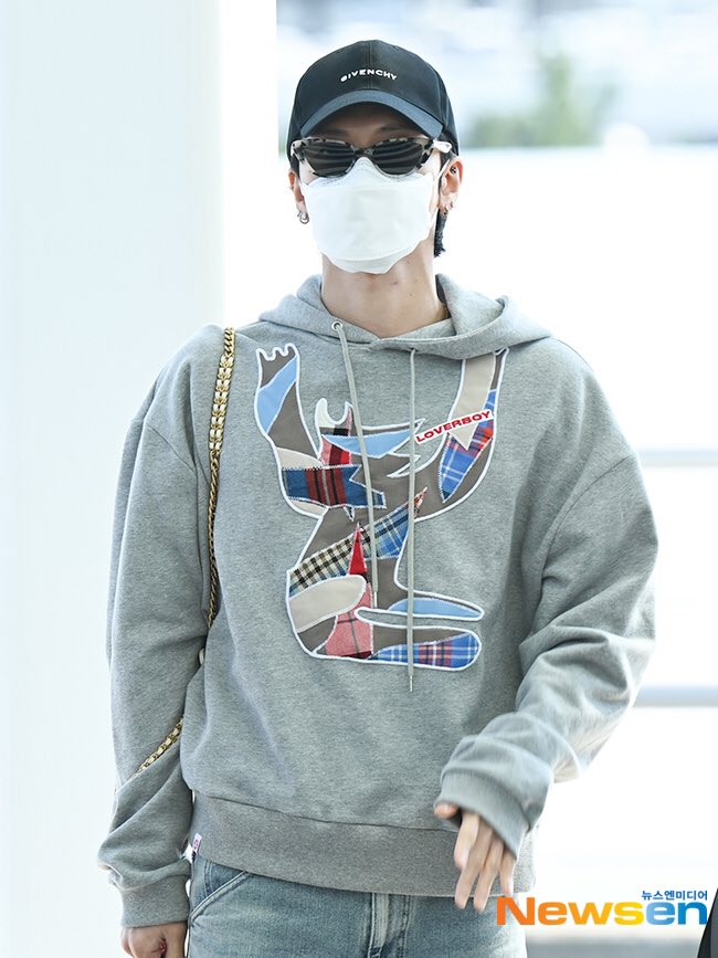 NeoMomentZone's tweet photo. [220921] @WayV_official 
#TEN #李永钦 #텐 

at Incheon Airport heading to Indonesia   

#NCT #WayV #NMZ_WayV https://t.co/RgiOBvkGgb