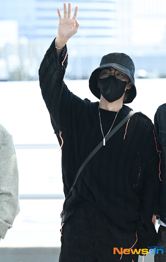 NeoMomentZone's tweet photo. [220921] @WayV_official 
#XIAOJUN #肖俊 #샤오쥔

at Incheon Airport heading to Indonesia   

#NCT #WayV #NMZ_WayV https://t.co/f53x230UJA