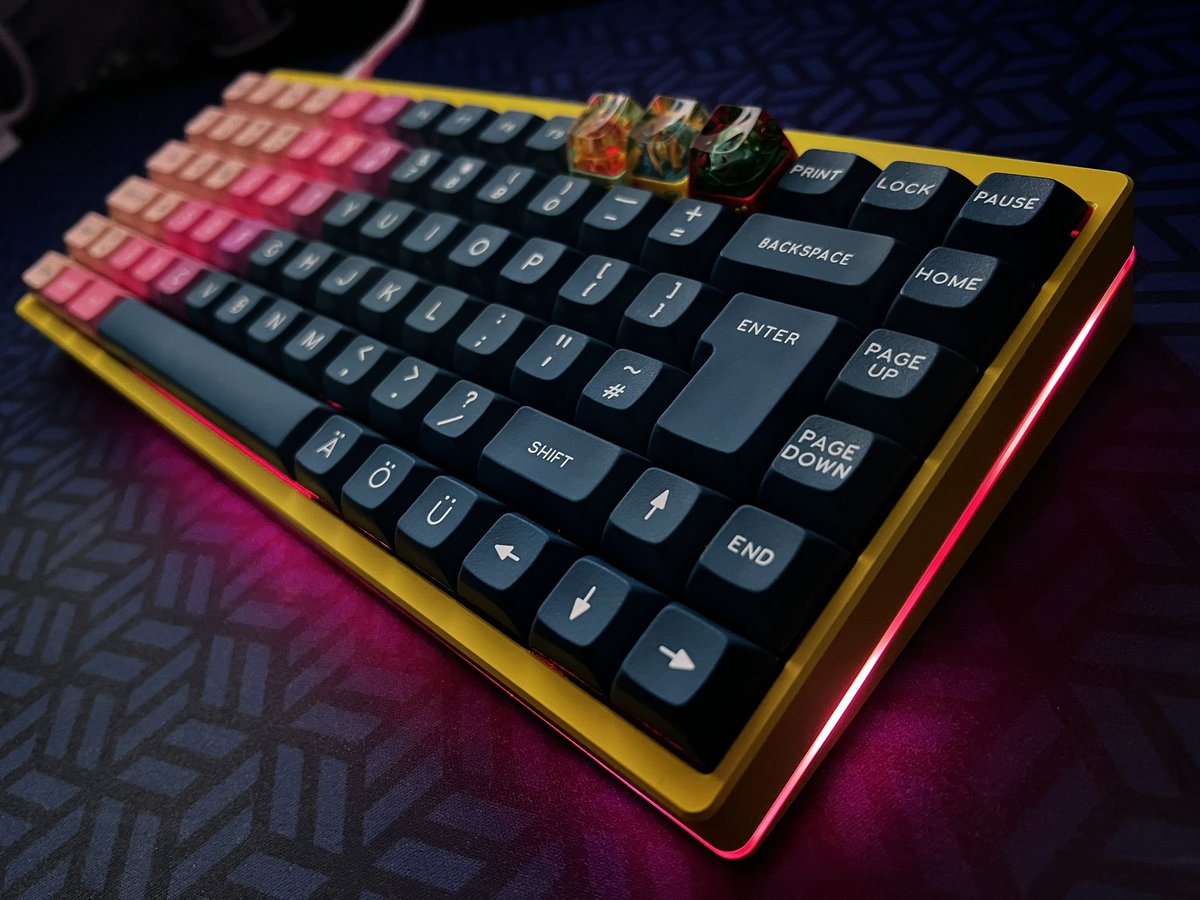 Uryftw's tweet photo. Buenos días y especialmente a @FolagoR 

Este es su nuevo teclado.

KBD75 v3.1 pintado en cerakote Corvette Yellow.
Switches Durock Piano sobre plate de policarbonato
Stabs TX
Teclas DSA Vilebloom con artisans de Charmander, Squirtle y Bulbasaur de S-Craft. https://t.co/PQB9LtMFQx