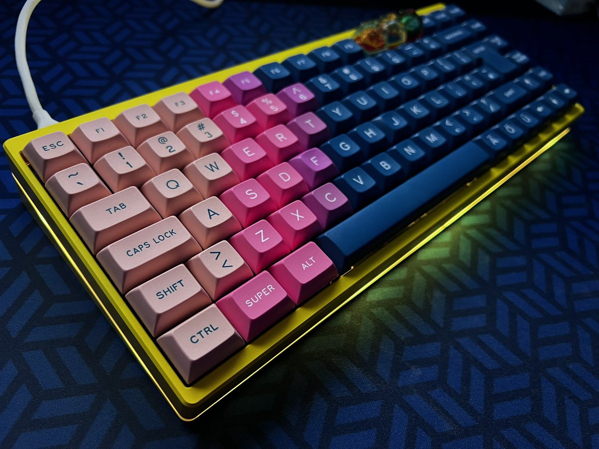 Uryftw's tweet photo. Buenos días y especialmente a @FolagoR 

Este es su nuevo teclado.

KBD75 v3.1 pintado en cerakote Corvette Yellow.
Switches Durock Piano sobre plate de policarbonato
Stabs TX
Teclas DSA Vilebloom con artisans de Charmander, Squirtle y Bulbasaur de S-Craft. https://t.co/PQB9LtMFQx