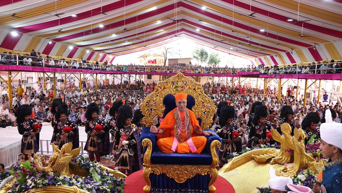 smspbIndia's tweet photo. #AcharyaSwamijiMaharaj being welcomed by the #ShreeMuktajeevanSwamibapa #PipeBand India
Shree #SwaminarayanGadi #SuvarnaMahotsav
#Scottish #Bagpipes #sgadimaninagar @SGadiManinagar https://t.co/e8t3Bride4