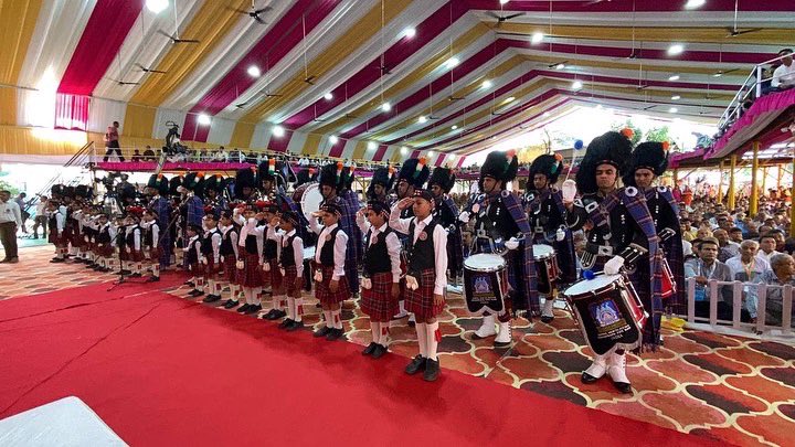 smspbIndia's tweet photo. #AcharyaSwamijiMaharaj being welcomed by the #ShreeMuktajeevanSwamibapa #PipeBand India
Shree #SwaminarayanGadi #SuvarnaMahotsav
#Scottish #Bagpipes #sgadimaninagar @SGadiManinagar https://t.co/e8t3Bride4