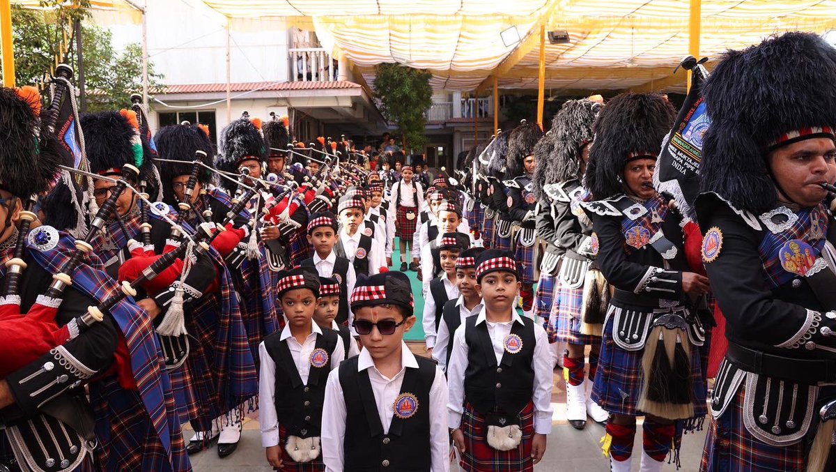 smspbIndia's tweet photo. #AcharyaSwamijiMaharaj being welcomed by the #ShreeMuktajeevanSwamibapa #PipeBand India
Shree #SwaminarayanGadi #SuvarnaMahotsav
#Scottish #Bagpipes #sgadimaninagar @SGadiManinagar https://t.co/e8t3Bride4