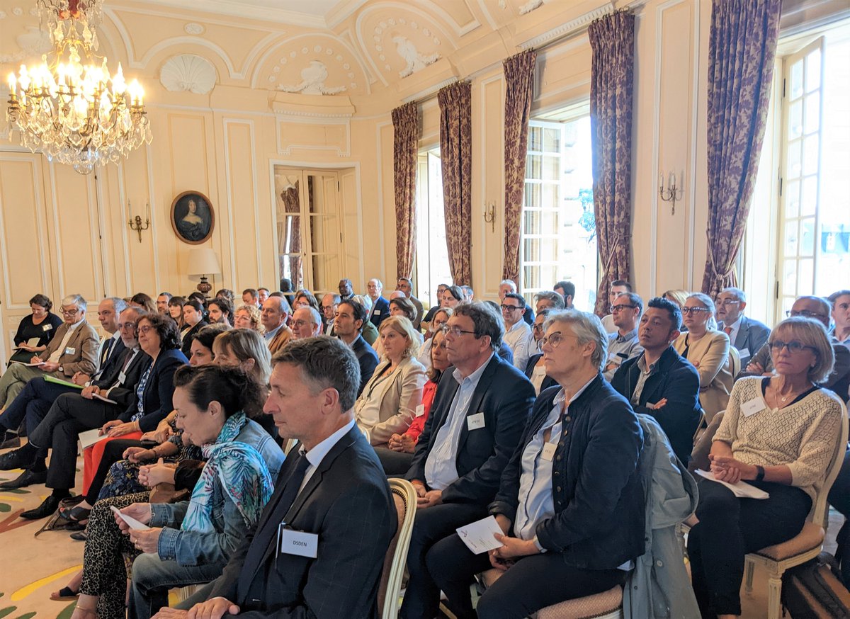 Prefet61's tweet photo. #EMPLOI | ✍️ @Prefet61 a accueilli au sein de la préfecture, la fondation @FACENormandie et les 17 entreprises cosignataires de la convention d’engagements « La France une chance, les entreprises s’engagent » qui rejoignent ainsi les 27 signataires des années précédentes. https://t.co/mshcAv1psg
