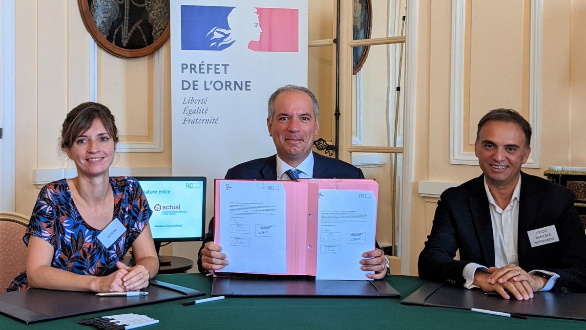 Prefet61's tweet photo. #EMPLOI | ✍️ @Prefet61 a accueilli au sein de la préfecture, la fondation @FACENormandie et les 17 entreprises cosignataires de la convention d’engagements « La France une chance, les entreprises s’engagent » qui rejoignent ainsi les 27 signataires des années précédentes. https://t.co/mshcAv1psg