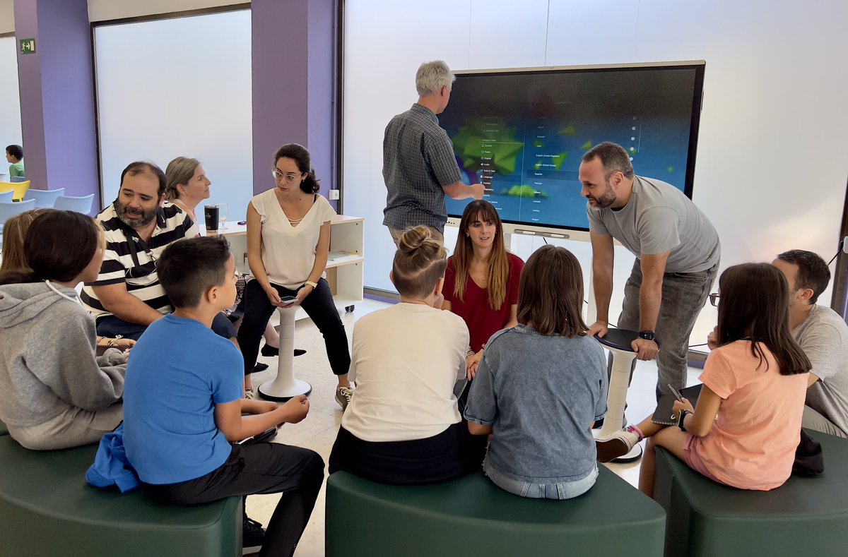 Hoy tenemos a los desarrolladores de <a href="/SMART_Tech/">SMART Technologies</a> aprendiendo de los estudiantes de <a href="/CEIPHC/">CEIP Bilingüe Hernán Cortés</a> De aquí saldrán novedades para #Lumio. Seguro 💪 <a href="/mariapeco/">María Peco</a>