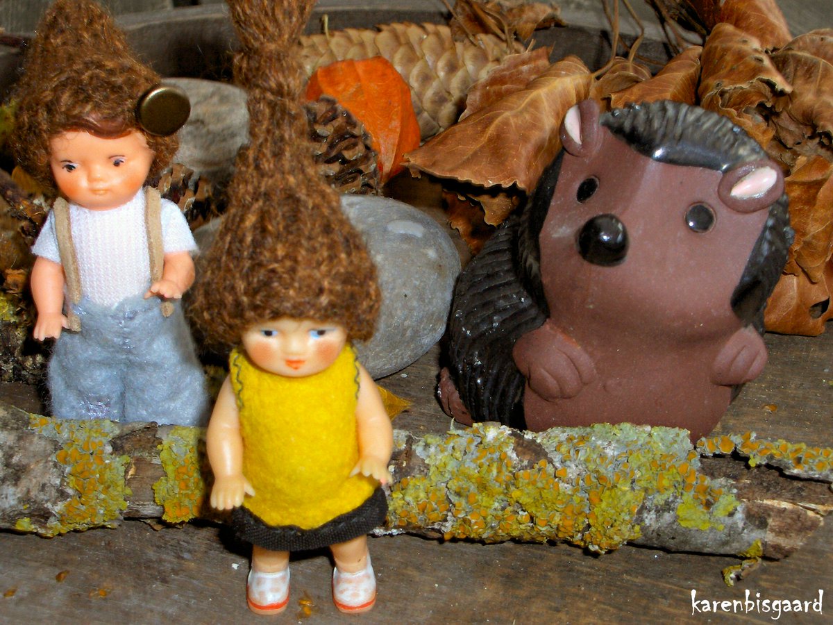 KarenBisgaard1's tweet photo. https://t.co/XfuptbOHr8
#forestgnomes #hedgehog #phantasy #mushrooms #dolldisplay #autumn https://t.co/Uaii6rnGwl