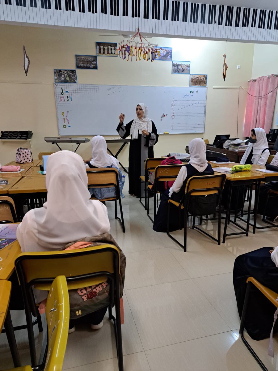 جانب  من مشاركة مشرفة المهارات الموسيقية  الاستاذة سهير عبدالرحمن في تفعيل حصص الاحتياطي بالمدرسة للصف العاشر الاساسي ،،،
#مدارسنا_مستقبل_واع