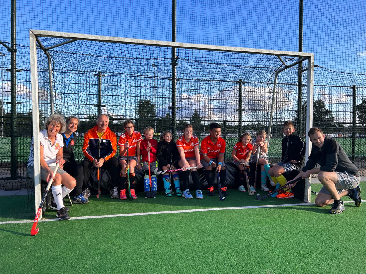 “Gaan we zweten? Ja!” Met deze yell poseert G-hockey team van <a href="/MHCLeusden/">MHC Leusden (hockey)</a> met <a href="/ptrckkiel/">Patrick Kiel</a> en buurtsportcoach Mirjam Hagenaar in het doel. Dit keer zijn er 2 gastspelers bij omdat de <a href="/NLsportweek/">NOC*NSF Nationale Sportweek</a>  in <a href="/Gem_Leusden/">Gemeente Leusden</a> in het teken staat van passend sporten.
#Beweegloket #Unieksporten