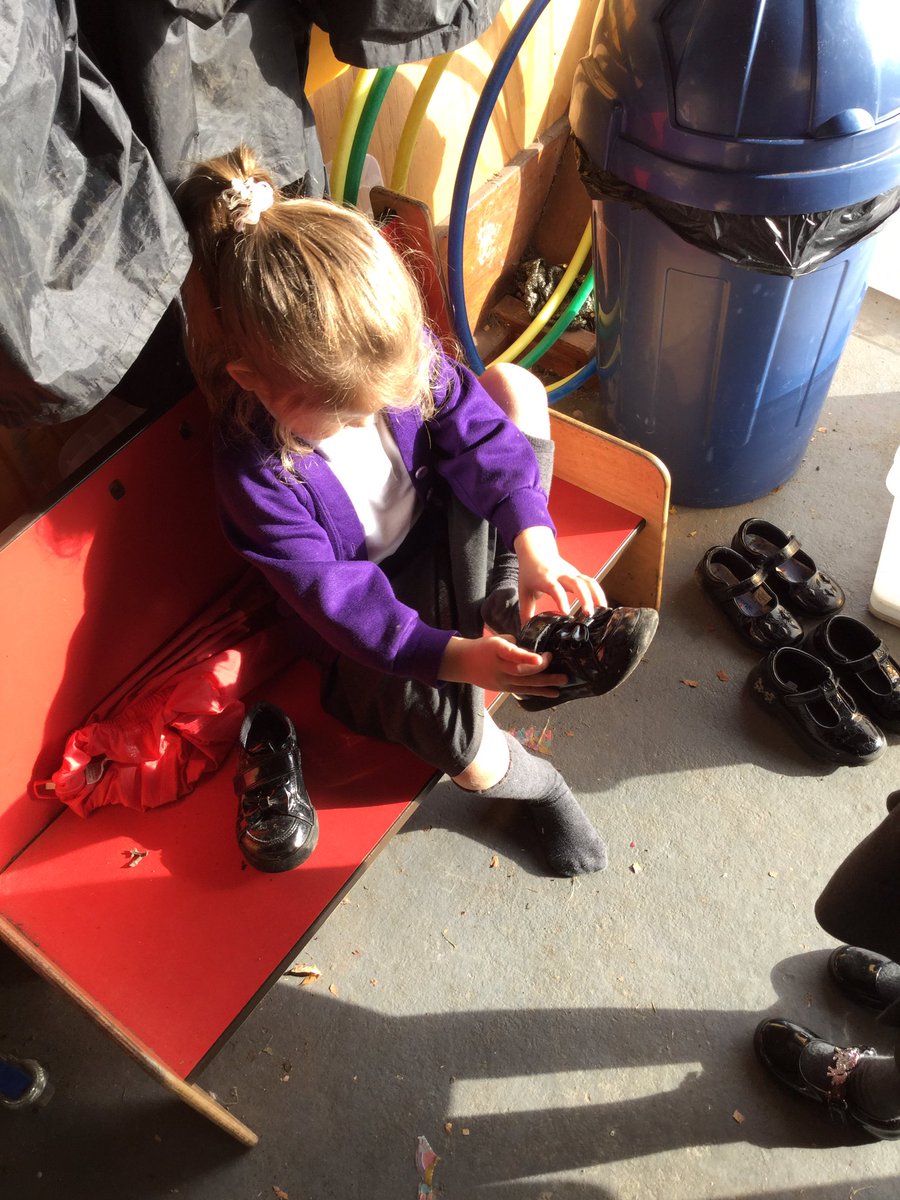 GarswoodNursery's tweet photo. Learning our routines and independently changing clothing for our digging pit @GarswoodPrimary #independence #mud #diggingforstrength https://t.co/SgZ4zZP6FK