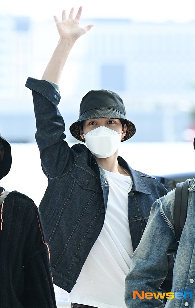 NeoMomentZone's tweet photo. [220921] @WayV_official 
#HENDERY #黄冠亨 #헨드리

at Incheon Airport heading to Indonesia   

#NCT #WayV #NMZ_WayV https://t.co/O3jjZAykqX