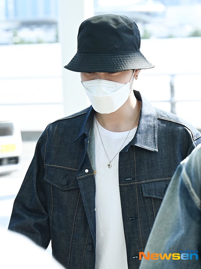NeoMomentZone's tweet photo. [220921] @WayV_official 
#HENDERY #黄冠亨 #헨드리

at Incheon Airport heading to Indonesia   

#NCT #WayV #NMZ_WayV https://t.co/O3jjZAykqX