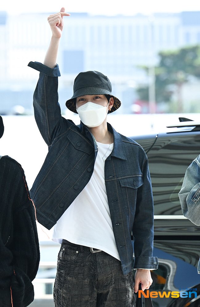 NeoMomentZone's tweet photo. [220921] @WayV_official 
#HENDERY #黄冠亨 #헨드리

at Incheon Airport heading to Indonesia   

#NCT #WayV #NMZ_WayV https://t.co/HMRjxmj2ki