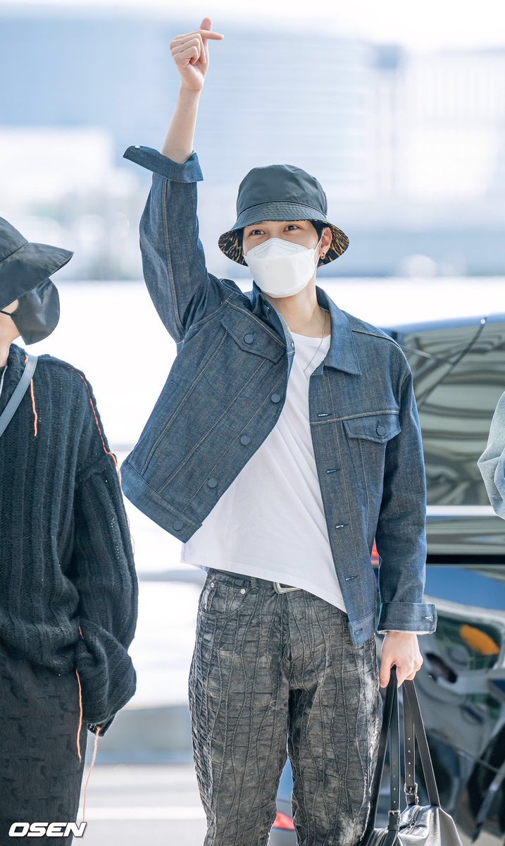 NeoMomentZone's tweet photo. [220921] @WayV_official 
#HENDERY #黄冠亨 #헨드리

at Incheon Airport heading to Indonesia   

#NCT #WayV #NMZ_WayV https://t.co/HMRjxmj2ki