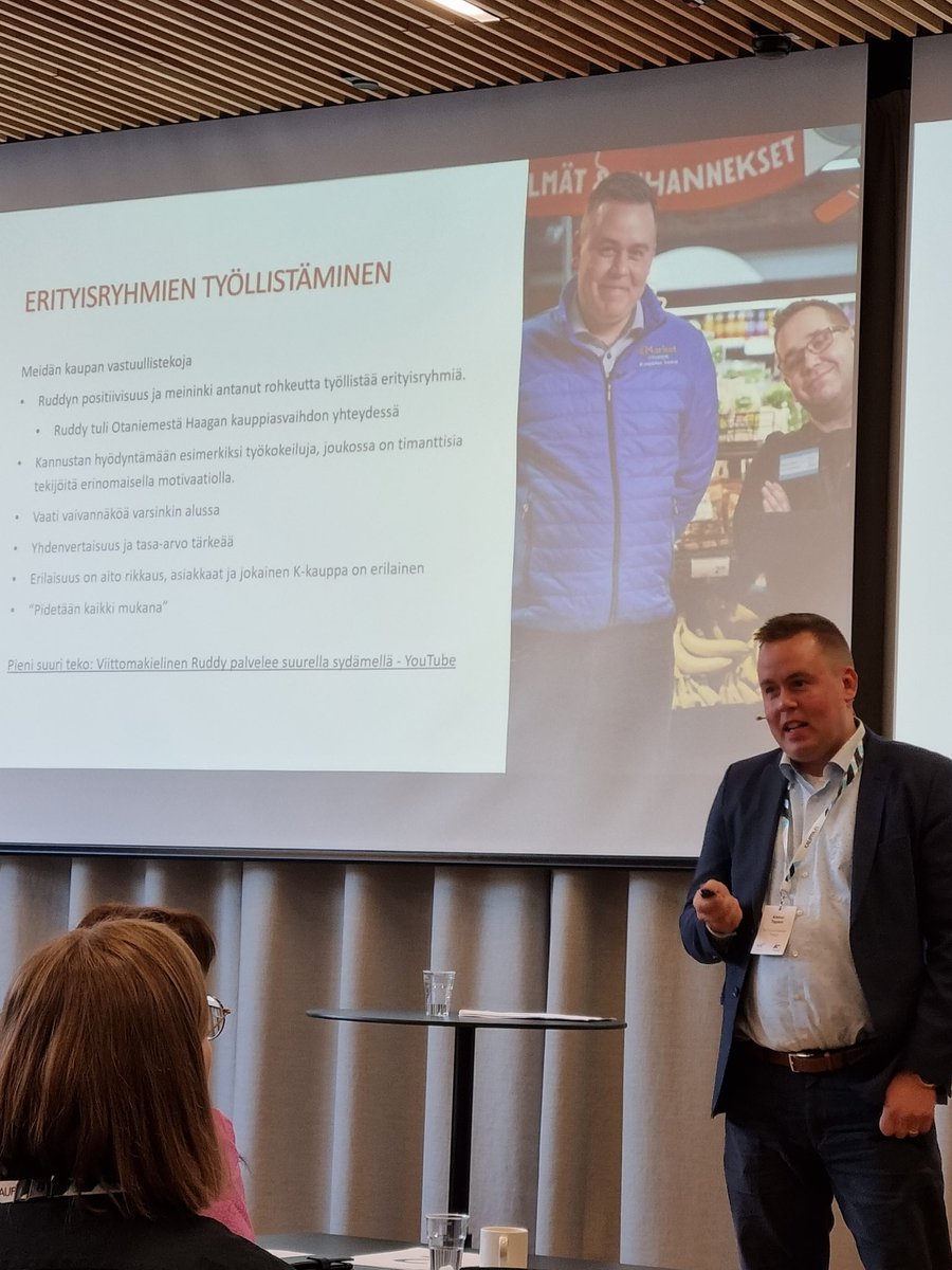 leensalo's tweet photo. K-kauppiasyrittäjä @AleksiTapani puhui @kauppa vastuullisuusaamussa erityisryhmien työllistämisen tärkeydestä. "Yhteiskuntavastuuta on pitää kaikki mukana." #vastuullinenkauppa
@kkauppias @kryhma https://t.co/hjfmlyumdq