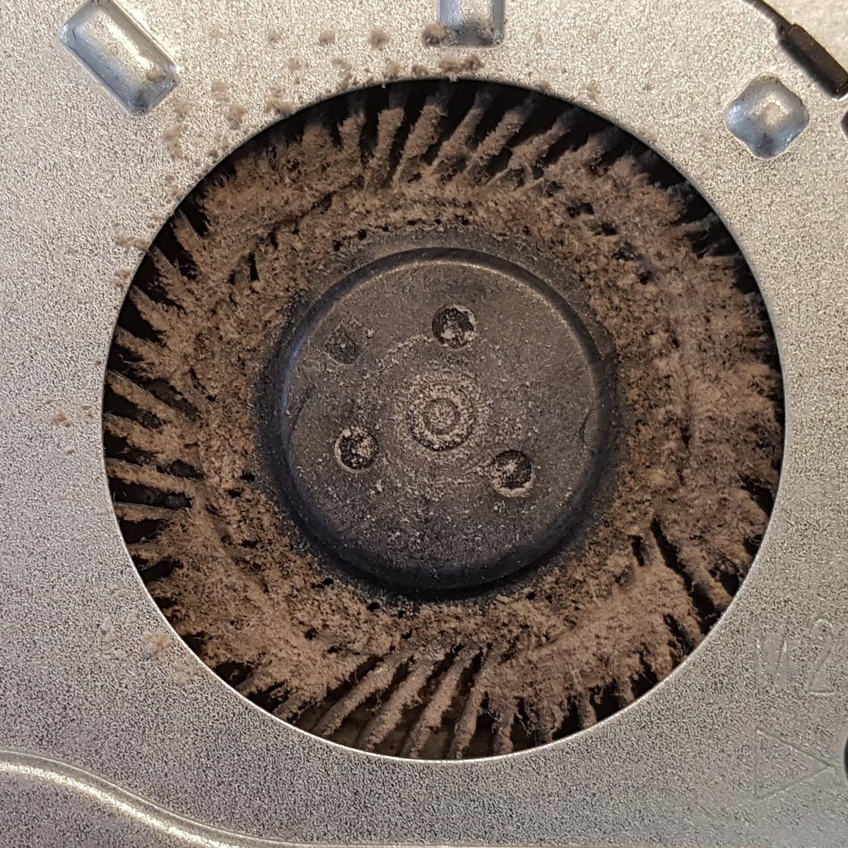 LaptopFixBerlin's tweet photo. Laptoplüfter NIEMALS mit Druckluft, immer mit dem Staubsauger reinigen. Selbsterklärung durch Bilder anbei.

#laptopfix #lüfterreinigung #hardware https://t.co/oa2jZuqwxq
