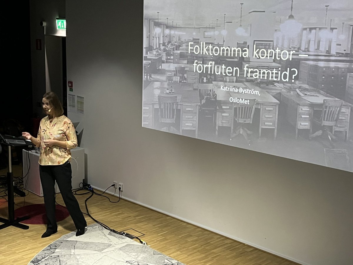 chalmerslibrary's tweet photo. Katrina Byström, OsloMet. Intervjuade ”kontorsarbetande” personer på univ, som under pandemin fick jobba hemma. Bland annat reflektioner om tid. #chals2022 https://t.co/5jN65Prqeg