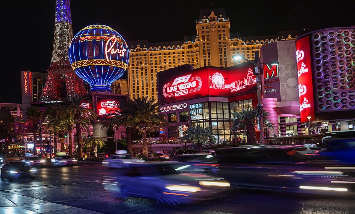 TearOffFR's tweet photo. 🔴 On connaît enfin le programme du #LasVegasGP de #F1 prévu du 16 au 18 novembre 2023 ! 🇺🇸

Jeudi : Essais Libres
Vendredi : Qualifications
Dimanche 7h (heure française) 🕖 : Course

Selon la @F1, il s'agit du Grand Prix "le plus attendu de l'histoire du sport automobile." ✨ https://t.co/2KEjUPCSYz
