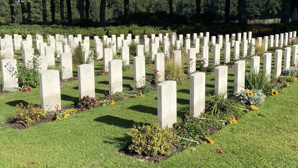 mveldhuis76's tweet photo. Oorverdovende stilte.. 3 dagen na de Airborne herdenking. 1750 bloemen voor 1750 helden. Voor onze vrijheid. Laten we nooit vergeten wat zij hebben opgeofferd voor ons…

#airborne #bridgetofar #slagomarnhem #begraafplaatsoosterbeek https://t.co/qRABTtrYrF