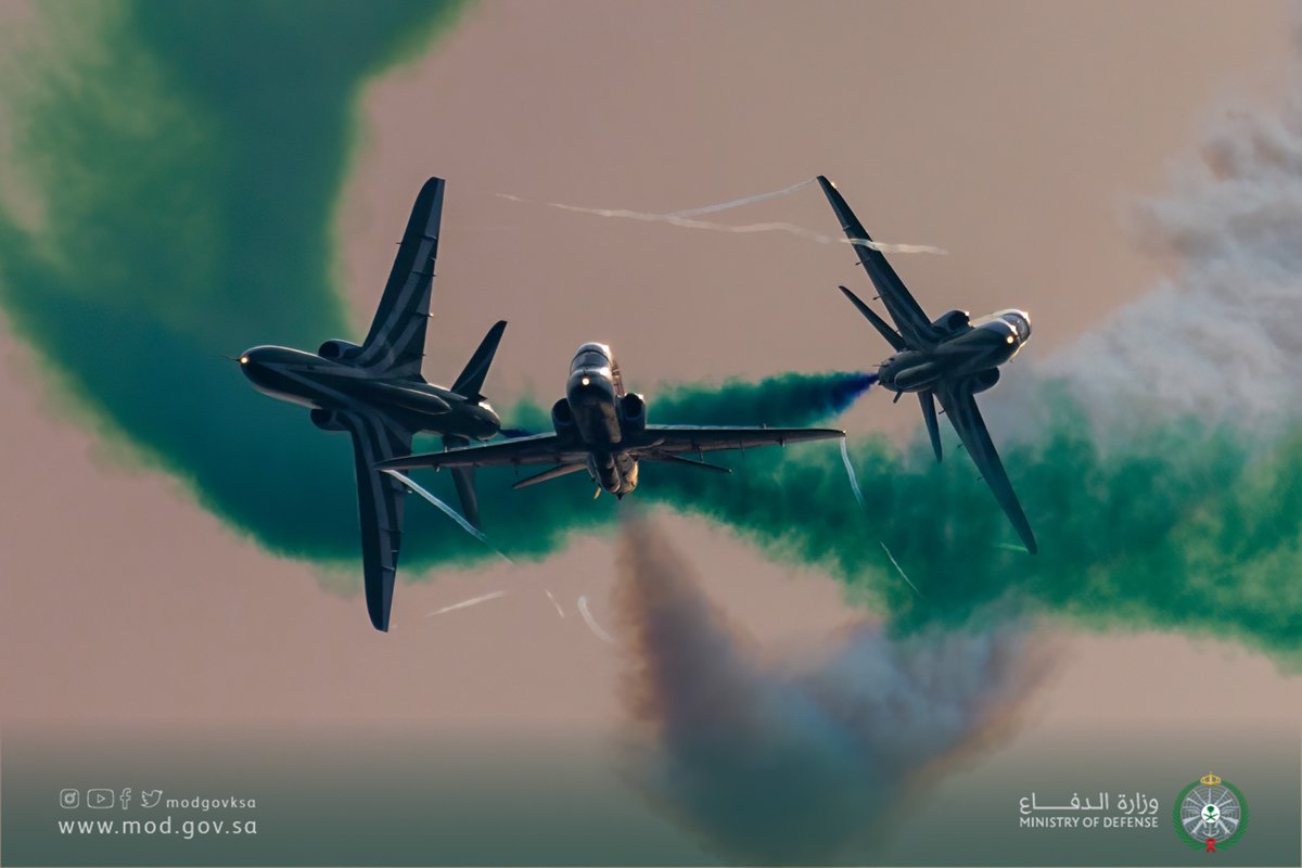 modgovksa's tweet photo. العروض الجوية تزيّن سماء جدة احتفاءً باليوم الوطني، وفريق #الصقور_السعودية يقدّم عروضًا اشتملت على تشكيل شعار المملكة.
#نحمي_حماك_يابلادي
#هي_لنا_دار_٩٢ 
#اليوم_الوطني_السعودي_92   ⁩ https://t.co/p7uY8lw26O