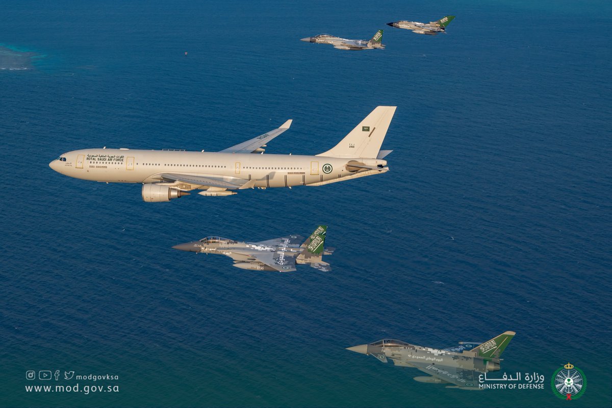 modgovksa's tweet photo. العروض الجوية تزيّن سماء جدة احتفاءً باليوم الوطني، وفريق #الصقور_السعودية يقدّم عروضًا اشتملت على تشكيل شعار المملكة.
#نحمي_حماك_يابلادي
#هي_لنا_دار_٩٢ 
#اليوم_الوطني_السعودي_92   ⁩ https://t.co/p7uY8lw26O