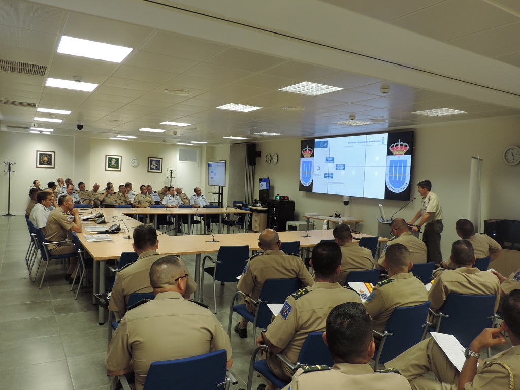 EMADmde's tweet photo. Alumnos del Curso de Altos Estudios Militares de Colombia han visitado el #Mandodeoperaciones. Han participado en un coloquio sobre las operaciones actuales en las que intervienen las  #FAS españolas🇪🇸. La colaboración con los países amigos es constante. 🇪🇸🤝🇨🇴 #MOPS https://t.co/KApiHtunMG