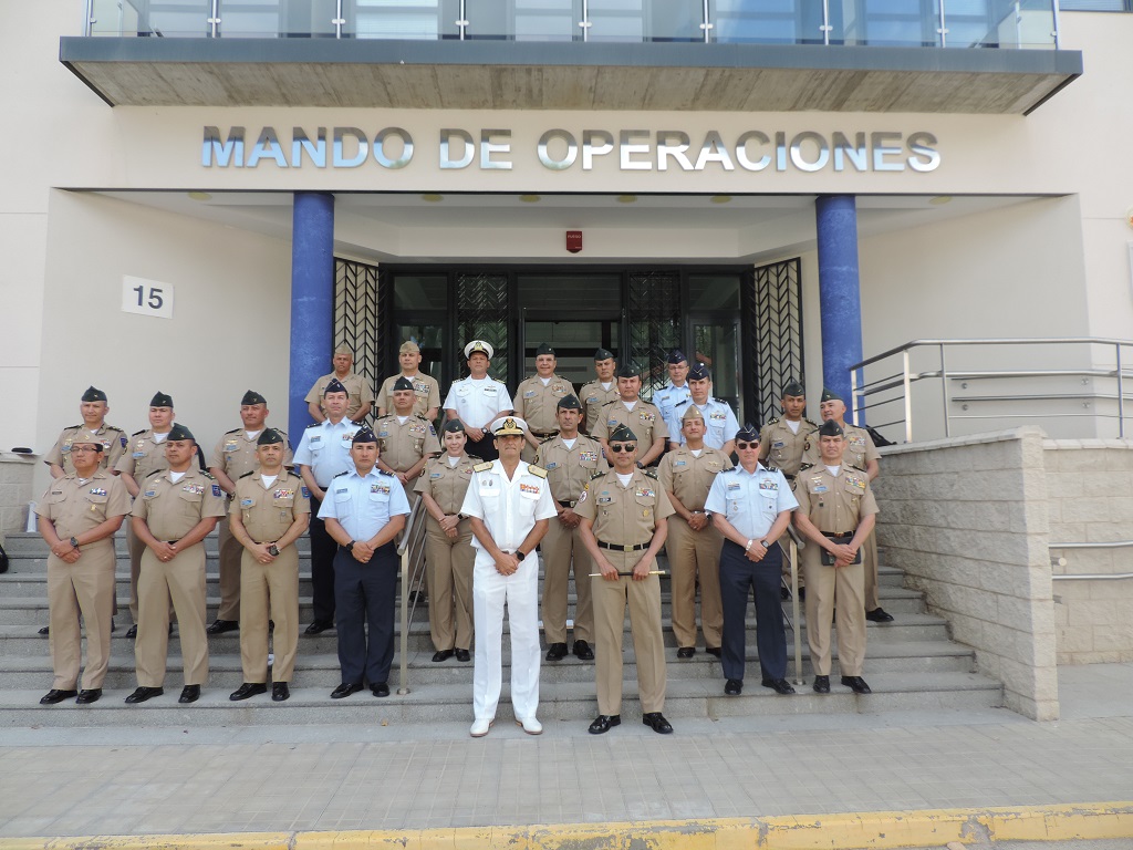 EMADmde's tweet photo. Alumnos del Curso de Altos Estudios Militares de Colombia han visitado el #Mandodeoperaciones. Han participado en un coloquio sobre las operaciones actuales en las que intervienen las  #FAS españolas🇪🇸. La colaboración con los países amigos es constante. 🇪🇸🤝🇨🇴 #MOPS https://t.co/KApiHtunMG