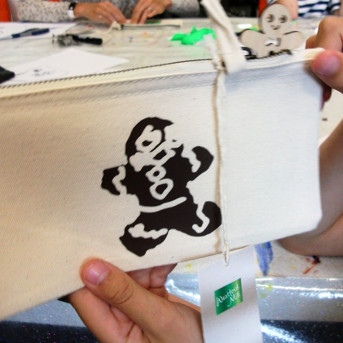 FabLabDevon's tweet photo. Vinyl Pencil Cases from Barnstaple FabLab.
#vinyl #vinylcutting #northdevonevents #barnstaple https://t.co/av28vdlKs2