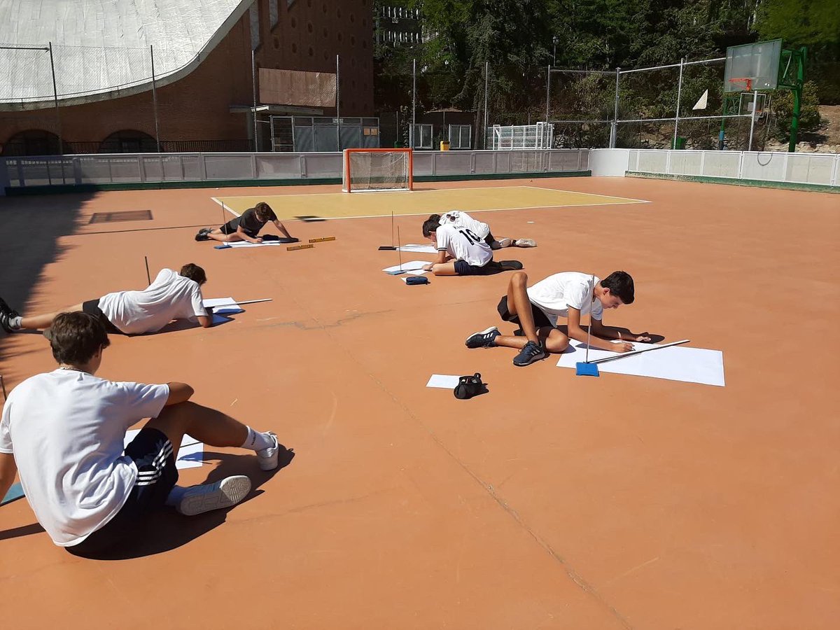 SMPilarmadrid's tweet photo. Proyecto elaborado por la universidad de Buenos Aires. Alumnos de diferentes centros en localidades ubicadas en el mismo meridiano miden la sombra de un gnomon en el mediodía solar. Con estos datos podemos calcular el radio de la Tierra. #cuartodeESO #proyectoEratóstenes https://t.co/wznnQJwCSE