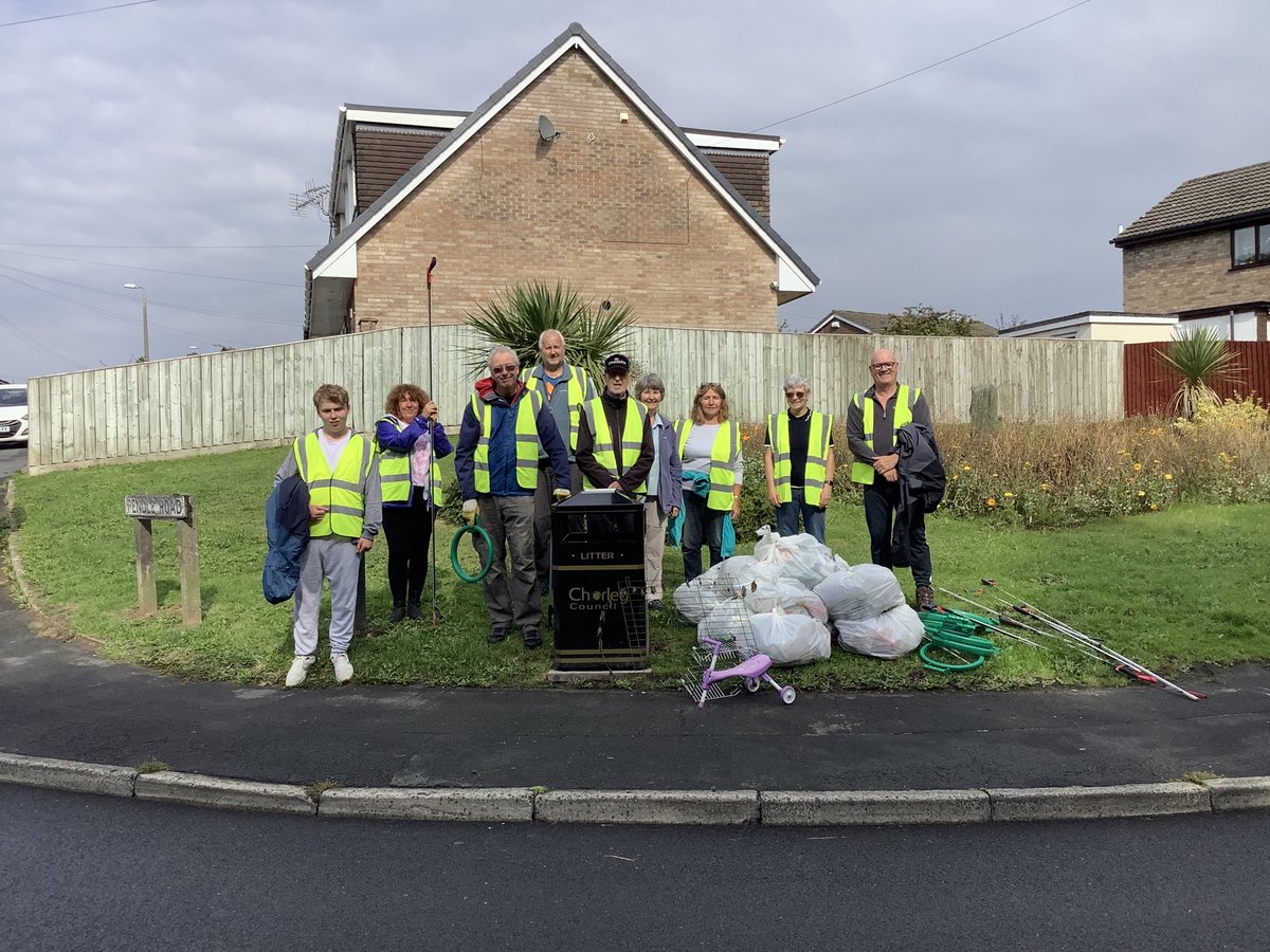 CLWParish's tweet photo. Thanks to the volunteers that turned out for our first litter pick since the Summer break.
If you fancy joining in for 1hr each week, the volunteers meet 1-2pm on Tuesdays. Locations each week on our website &amp; social media.

#litterpick
#volunteering
#makingadifference
#community https://t.co/Y269jjmVY1