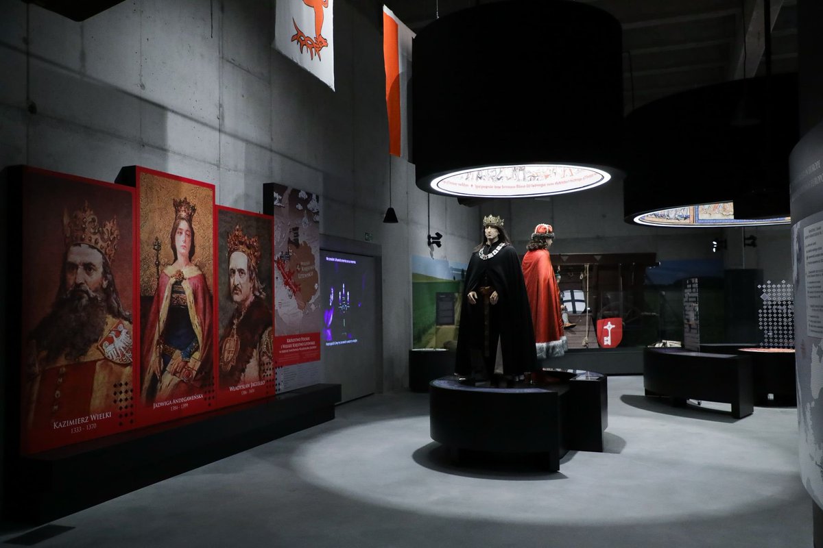 kultura_gov_pl's tweet photo. Z udziałem wicepremiera, ministra kultury i dziedzictwa narodowego @PiotrGlinski rozpoczyna się uroczystość otwarcia nowej siedziby Muzeum Bitwy pod Grunwaldem! https://t.co/9IwI7c0p1X