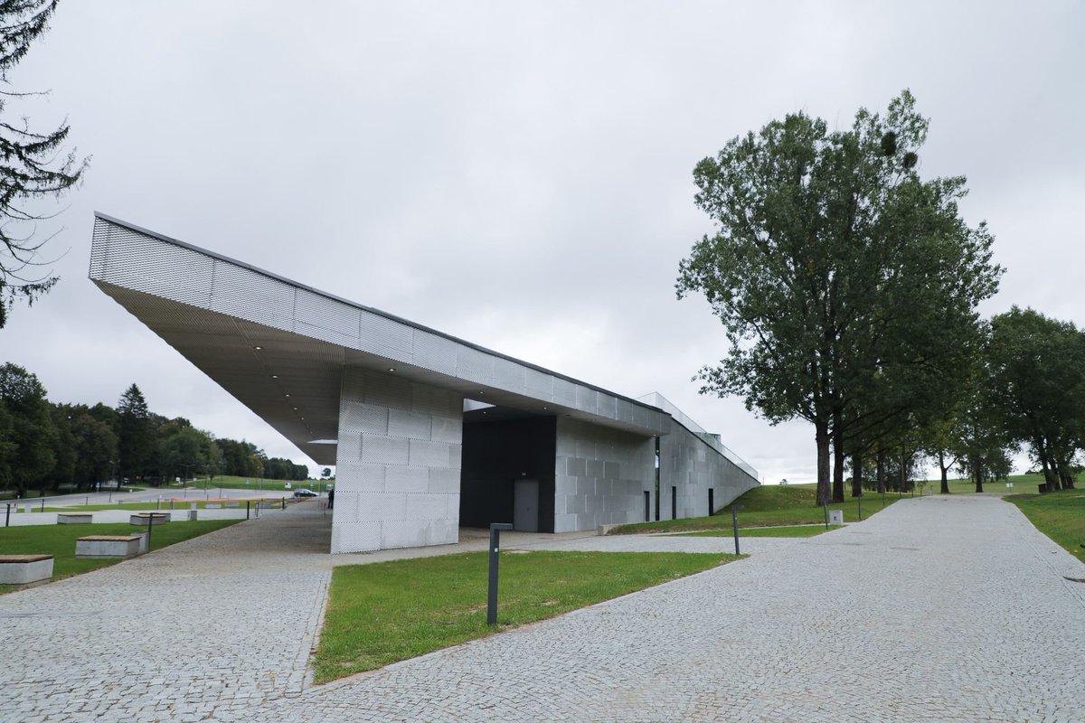 kultura_gov_pl's tweet photo. Z udziałem wicepremiera, ministra kultury i dziedzictwa narodowego @PiotrGlinski rozpoczyna się uroczystość otwarcia nowej siedziby Muzeum Bitwy pod Grunwaldem! https://t.co/9IwI7c0p1X