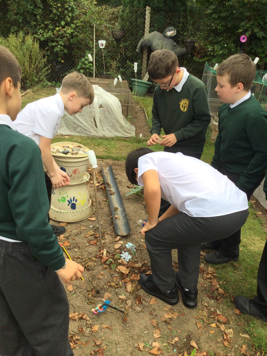 WarstonesYear5's tweet photo. Yesterday we went on a minibeast hunt around the school grounds. The children were not only excellent hunters but they were fearless in discovering the many critters we have hiding in their natural habitats! 🐛🌿🪱🐞🪵🕷#Science #Geography #YearFive #BeastCreator @WarstonesP https://t.co/DP1r77rpJZ
