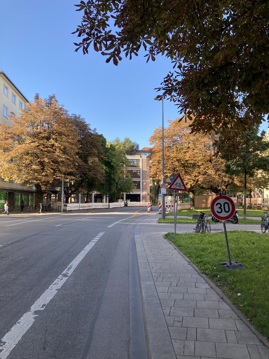 Oberanger: Tempo 30 wurde nach 5 Emails, 3 Meldungen auf der Meldeplattform und 4 Telefonaten umgesetzt. Nur 1,5 Monate nach der Ankündigung der Maßnahme. Der Rest der Verkehrsführung ist natürlich immer noch bescheiden. Aber ein kleiner Schritt vorwärts ⁦@ThomasMichels15⁩