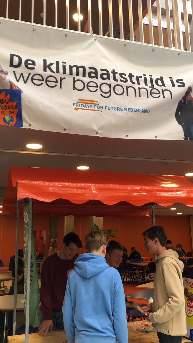 ForFutureRM's tweet photo. Vandaag is op @agoraroermond het Agora Marktplein! Hierin laten allemaal leerlingen hun (duurzame) projecten zien, zo is er een Tiny House project aanwezig, @GSAnetwerk van Roermond, Kunstbende en Fridays For Future! https://t.co/hLZe60MD21