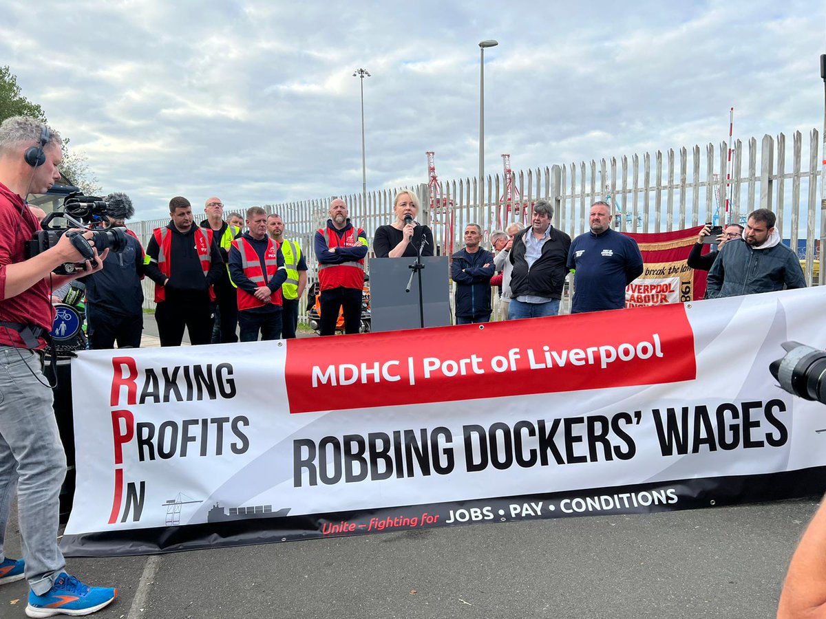 UniteSharon's tweet photo. Today I stood on the picket line with workers at #LiverpoolDocks. MDHC is controlled by a tax-exiled billionaire &amp; can well afford to pay these workers a proper pay rise. @unitetheunion will not tolerate attacks on their living standards while the company gets richer and richer. https://t.co/PH9T0Egvsf